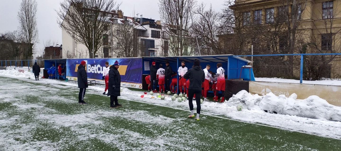 Vyšehradské hřiště plné ledu fotbalu nepřálo, připsali jsme si třetí přípravnou prohru